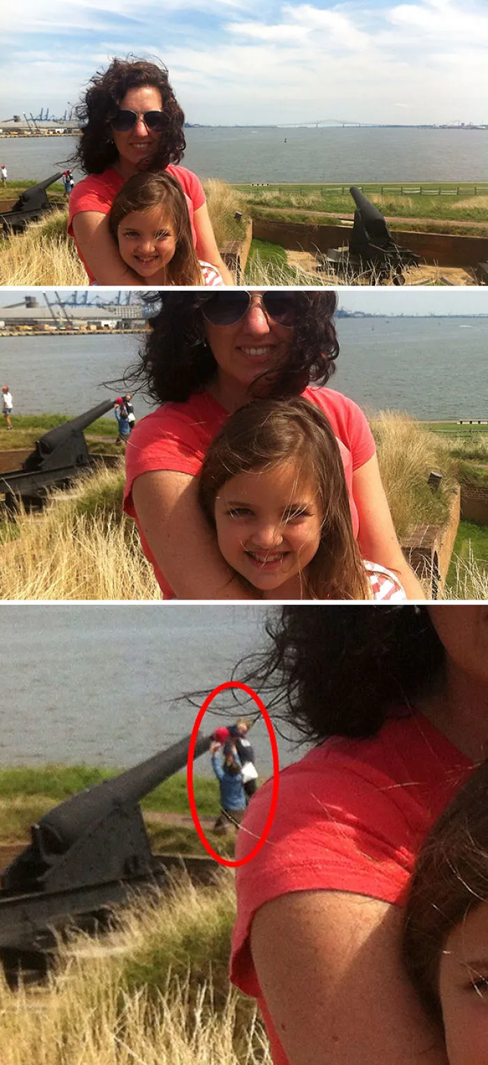 Unos amigos tomaron una foto y después se dieron cuenta de que la gente del fondo estaba metiendo a un bebé en un cañón
