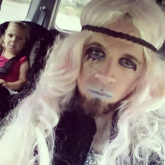 Todo disfrazado para una fiesta de cumpleaños temática de Ke$ha y no pude resistirme a tomarme una selfie en el coche