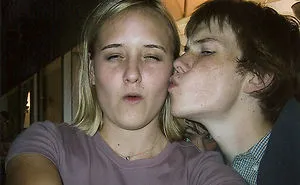 30 Hilarious Times People Forgot To Check The Background When Taking A Selfie