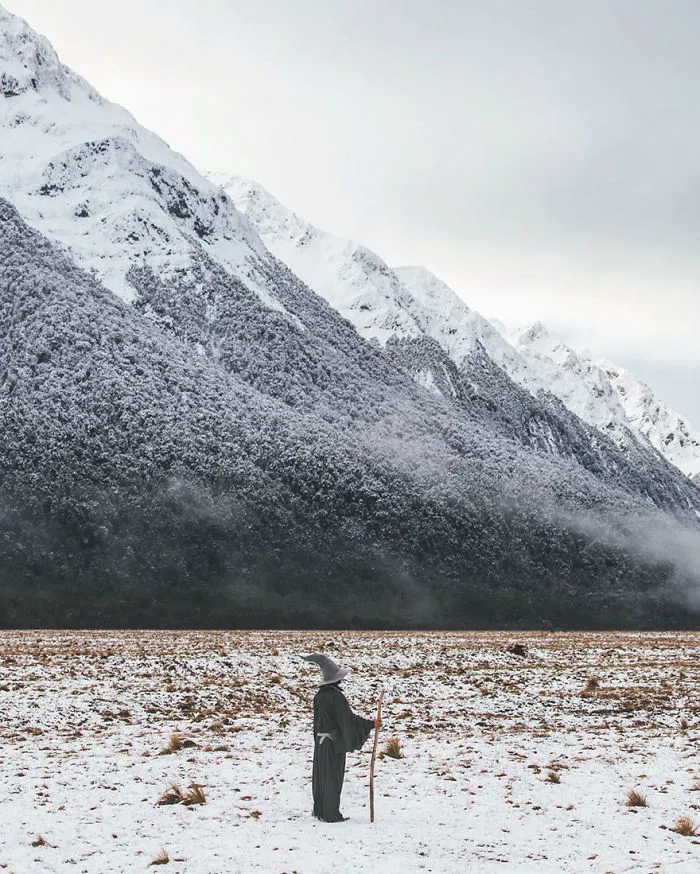 Este fotógrafo viaja por Nueva Zelanda con un disfraz de Gandalf y sus fotos son épicas