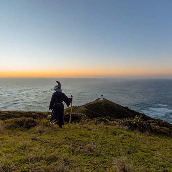 Este fotógrafo viaja por Nueva Zelanda con un disfraz de Gandalf y sus fotos son épicas