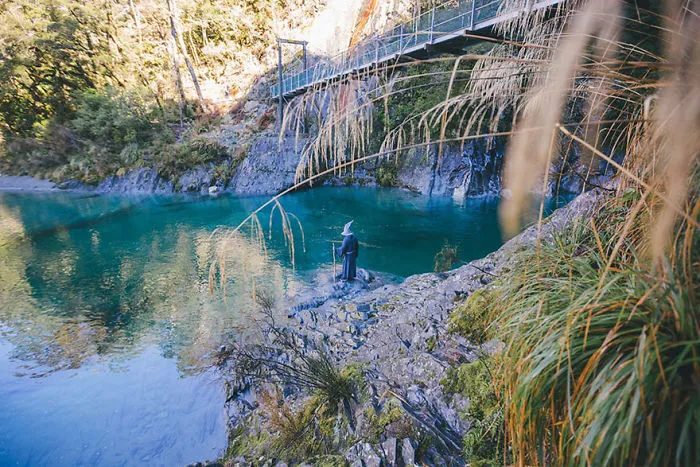 Este fotógrafo viaja por Nueva Zelanda con un disfraz de Gandalf y sus fotos son épicas