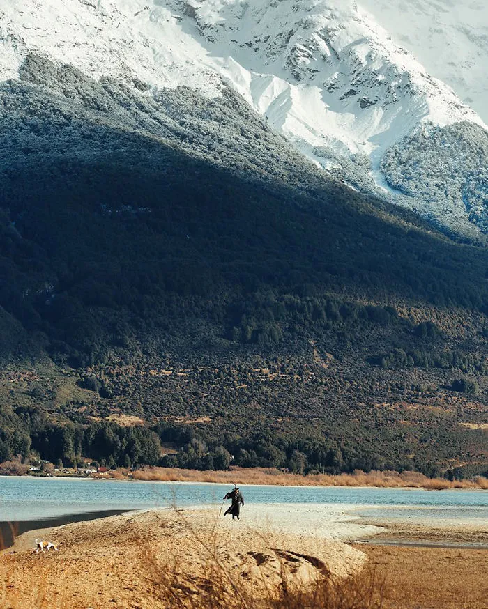 Este fotógrafo viaja por Nueva Zelanda con un disfraz de Gandalf y sus fotos son épicas