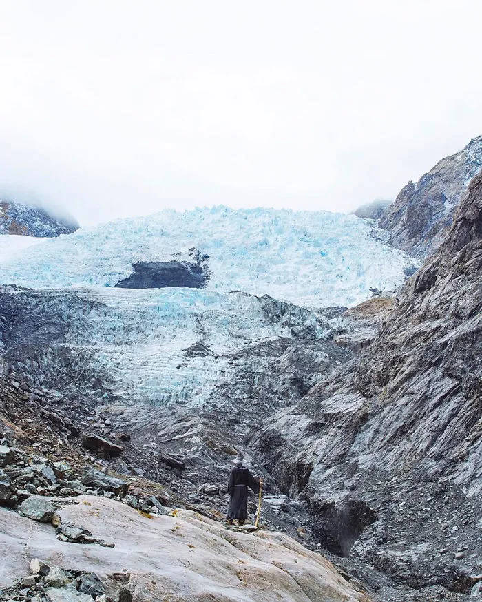 Este fotógrafo viaja por Nueva Zelanda con un disfraz de Gandalf y sus fotos son épicas