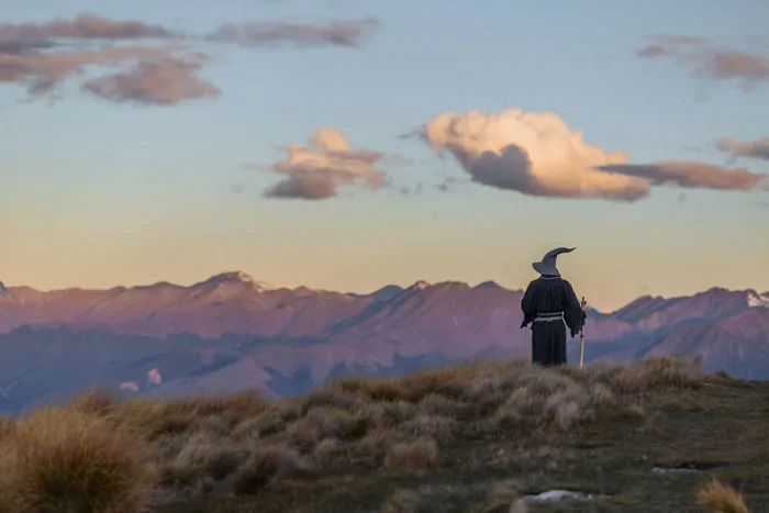 Este fotógrafo viaja por Nueva Zelanda con un disfraz de Gandalf y sus fotos son épicas