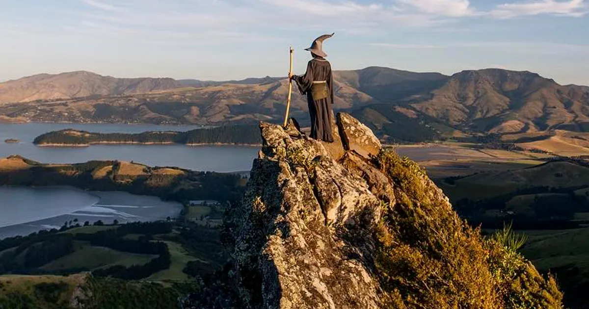 Este fotógrafo viaja por Nueva Zelanda con un disfraz de Gandalf y sus fotos son épicas