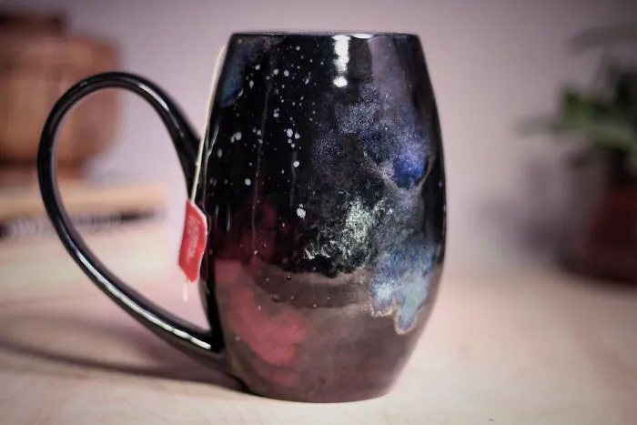 Cerámica inspirada en las galaxias para que puedas beber de las estrellas