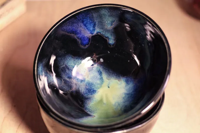 Cerámica inspirada en las galaxias para que puedas beber de las estrellas
