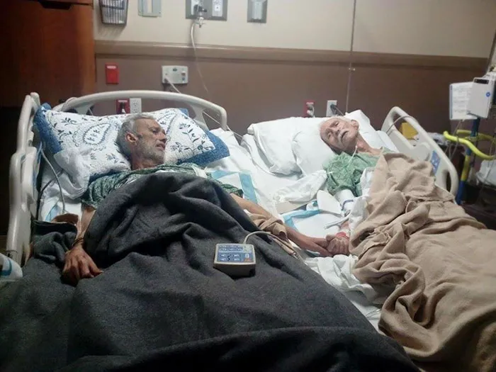 Hijo con cáncer le da la mano a su padre moribundo por última vez