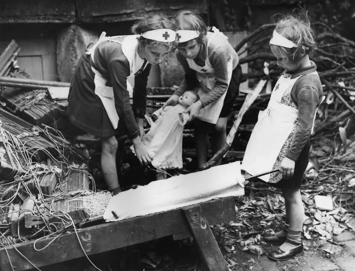 Practicando enfermería con muñecos, Londres, 1940