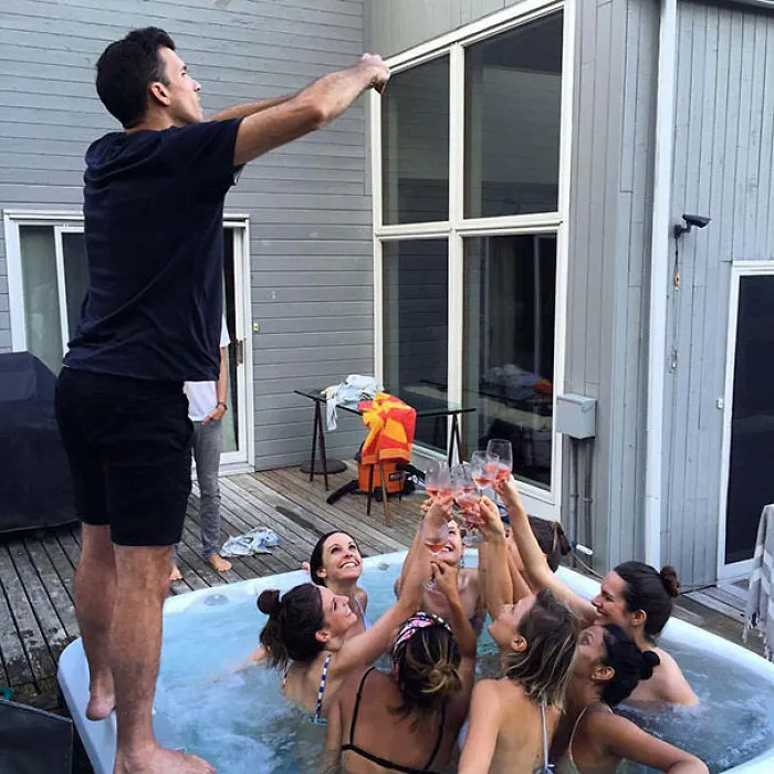 People Are Sharing Pics Of Boyfriends "Forced" To Take Perfect Pictures Of Their Girlfriends