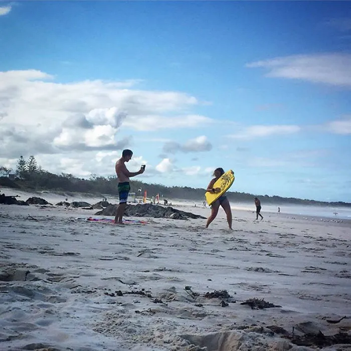 People Are Sharing Pics Of Boyfriends "Forced" To Take Perfect Pictures Of Their Girlfriends