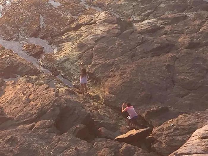 People Are Sharing Pics Of Boyfriends "Forced" To Take Perfect Pictures Of Their Girlfriends