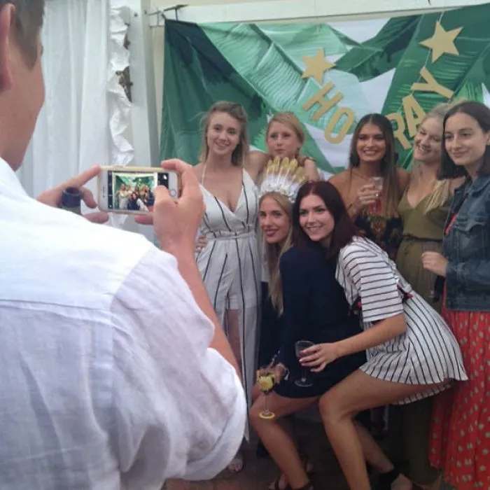 People Are Sharing Pics Of Boyfriends "Forced" To Take Perfect Pictures Of Their Girlfriends