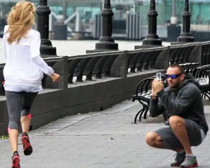 People Are Sharing Pics Of Boyfriends "Forced" To Take Perfect Pictures Of Their Girlfriends
