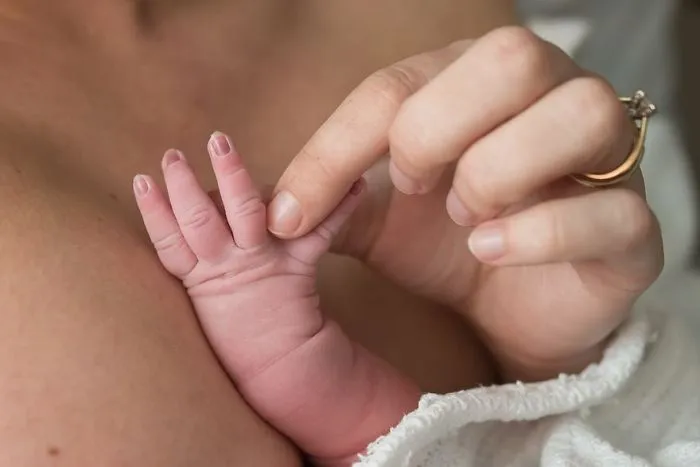 Mención De Honor - Sosteniendo Los Dedos De Su Hija