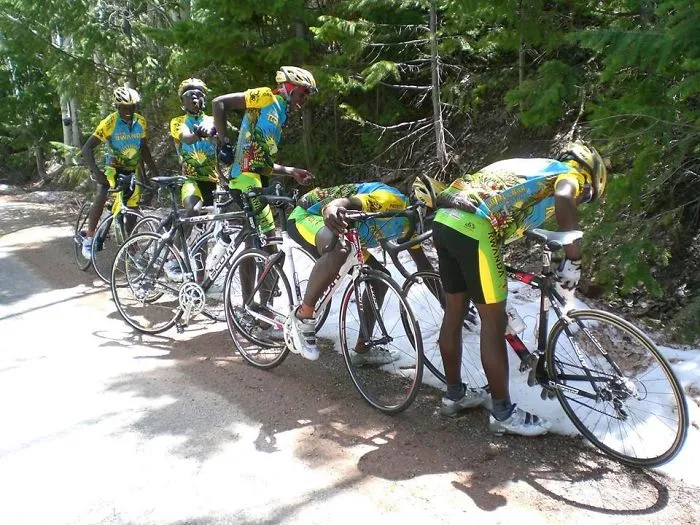 Equipo de Ruanda viendo nieve por 1ª vez