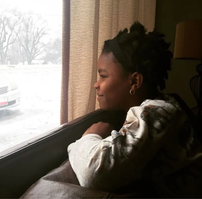 Esta niña de Haiti ve la nieve por 1ª vez