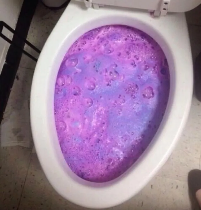Cuando tu padre se piensa que una bomba de baño es limpiador de retretes