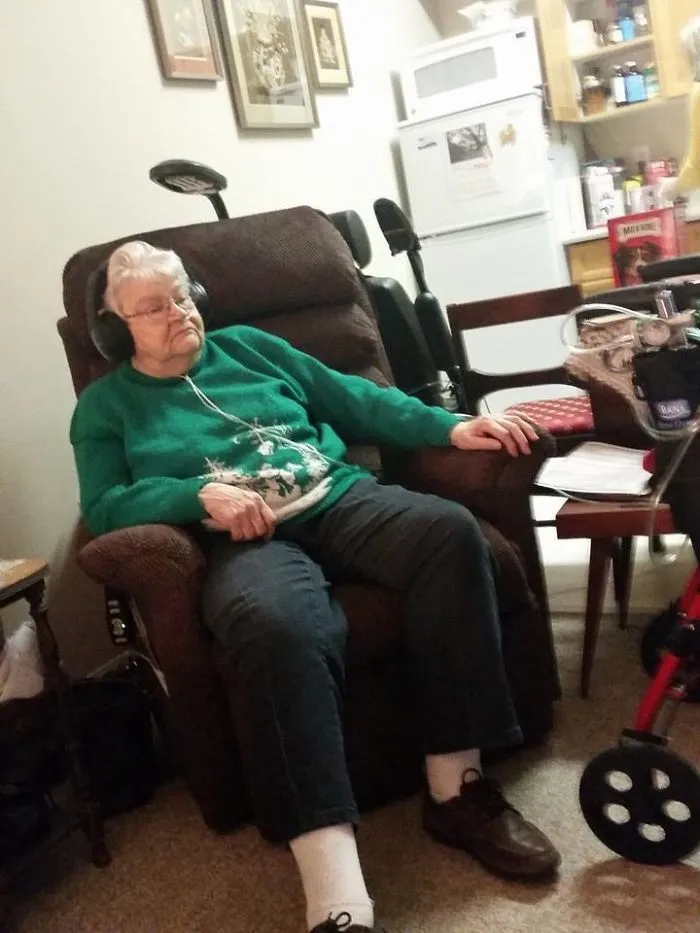 Drove 1,100 Miles To See This Woman, But Grandma Doesn't Give A F*ck