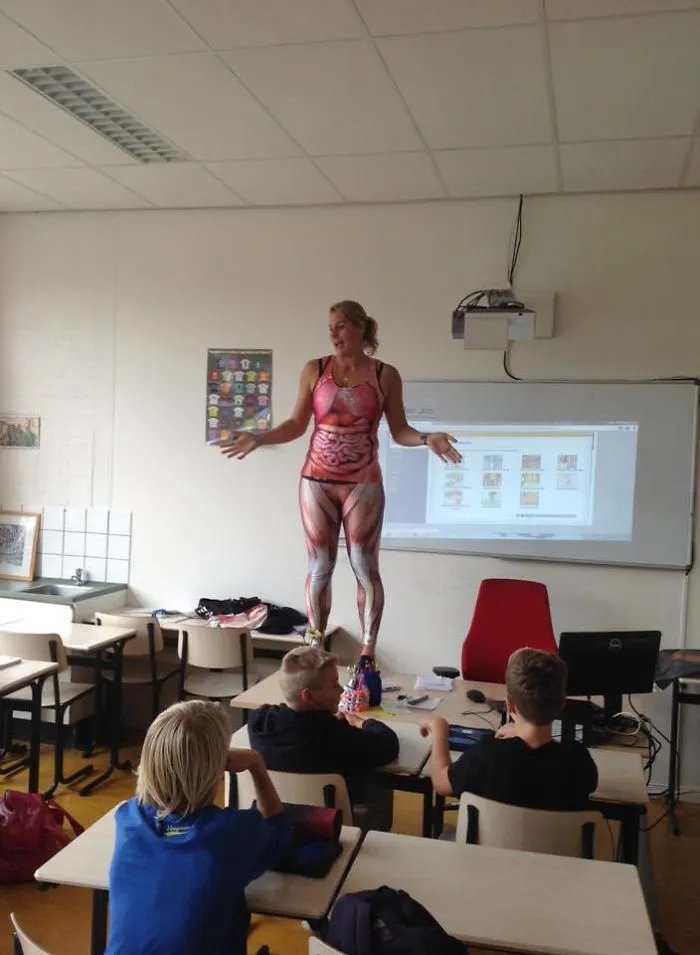 Esta Profesora De Biología Tiene Su Manera De Enseñar Anatomía