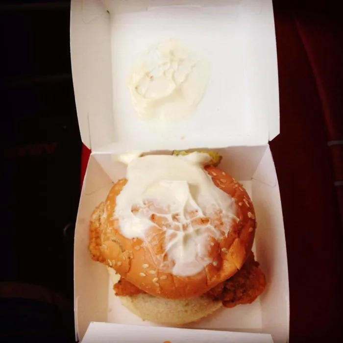 Pidió una hamburguesa de pollo con mayonesa encima y debajo. Así se la sirvieron