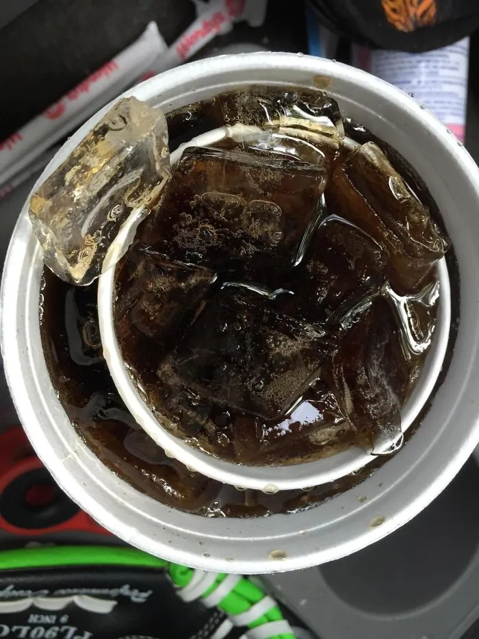 Pedí cocacola y un vaso extra para los niños. Así me lo pusieron