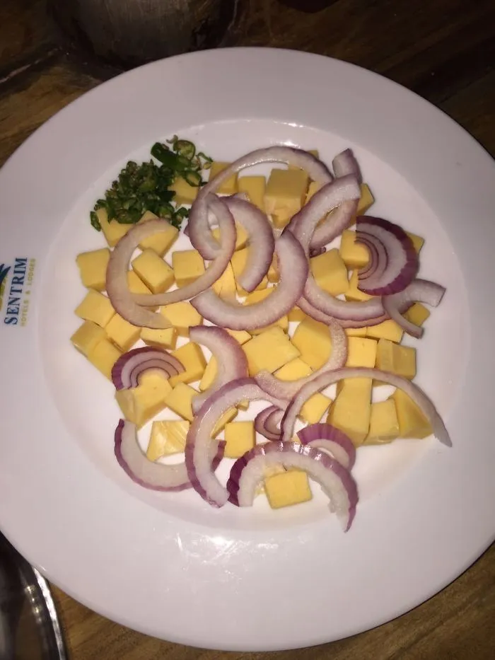 Mis hermanos pidieron aritos de cebolla con queso en Nairobi y esto les sirvieron