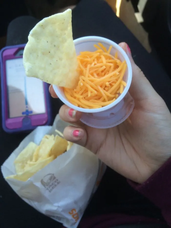 Pedí queso para los nachos y esto es lo que me pusieron