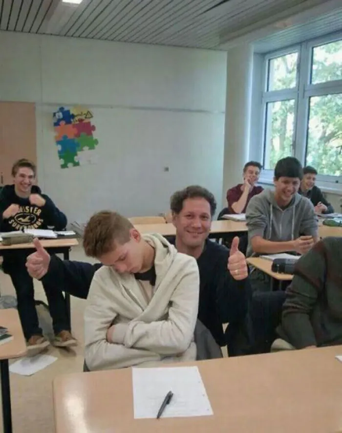 El profesor se hizo una foto con un alumno dormido