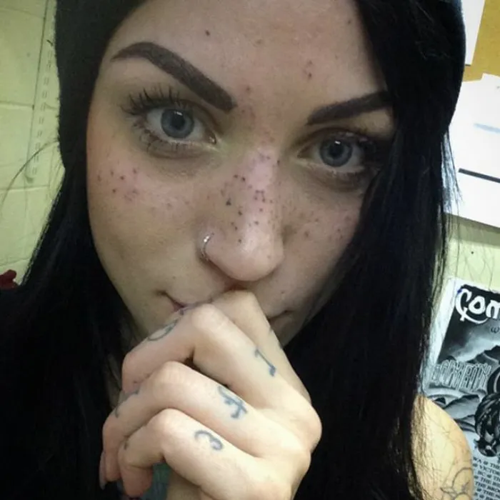 Lo último en belleza es tatuarse pecas en la cara, y quedan sorprendentemente bonitas