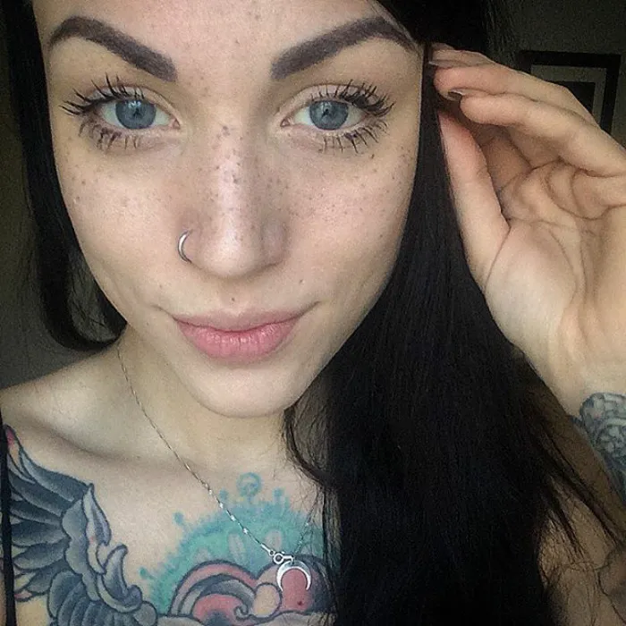 Lo último en belleza es tatuarse pecas en la cara, y quedan sorprendentemente bonitas