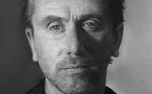 I Create Photo-Realistic Portraits Using Charcoal And Graphite