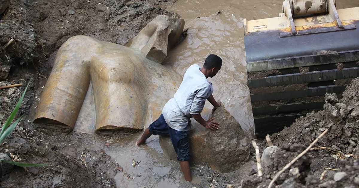 Descubren una importante estatua del faraón Ramsés II de 3000 años de antigüedad en un suburbio de El Cairo