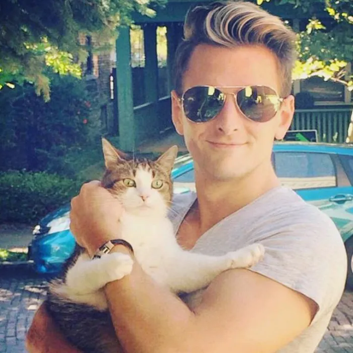 Hot Dudes With Kittens Is Still The Most Purrfect Instagram Account Ever (159 New Pics)