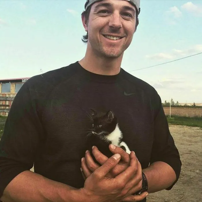 Hot Dudes With Kittens Is Still The Most Purrfect Instagram Account Ever (159 New Pics)