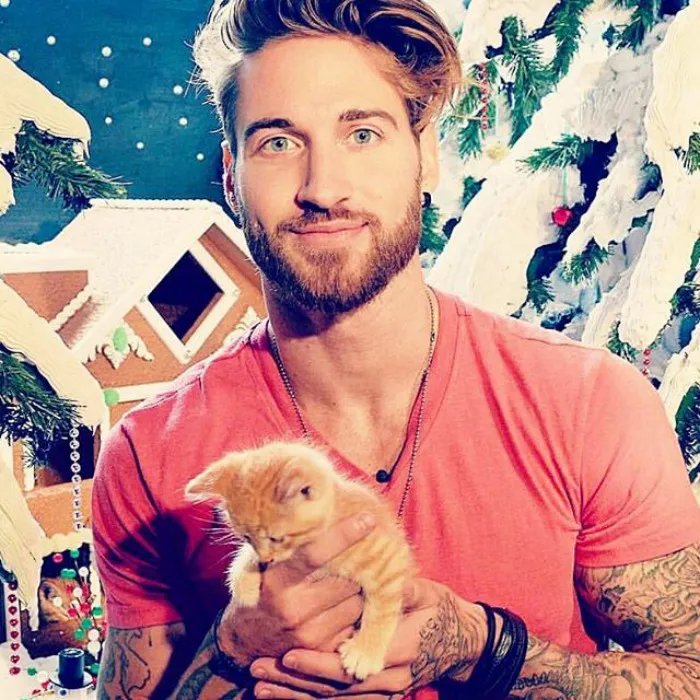 Hot Dudes With Kittens Is Still The Most Purrfect Instagram Account Ever (159 New Pics)