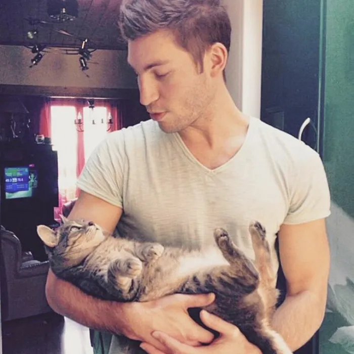 Hot Dudes With Kittens Is Still The Most Purrfect Instagram Account Ever (159 New Pics)