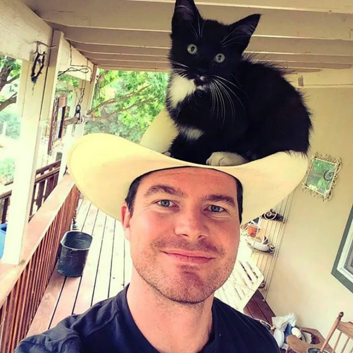 Hot Dudes With Kittens Is Still The Most Purrfect Instagram Account Ever (159 New Pics)