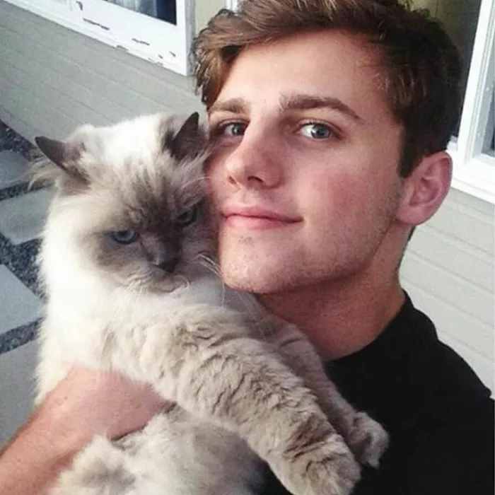 Hot Dudes With Kittens Is Still The Most Purrfect Instagram Account Ever (159 New Pics)