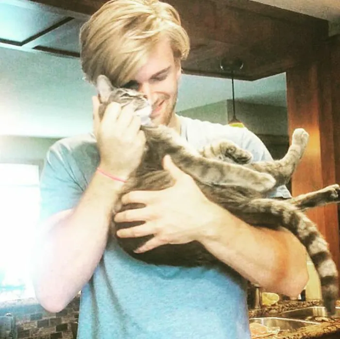 Hot Dudes With Kittens Is Still The Most Purrfect Instagram Account Ever (159 New Pics)