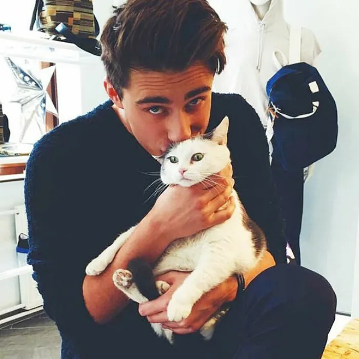 Hot Dudes With Kittens Is Still The Most Purrfect Instagram Account Ever (159 New Pics)