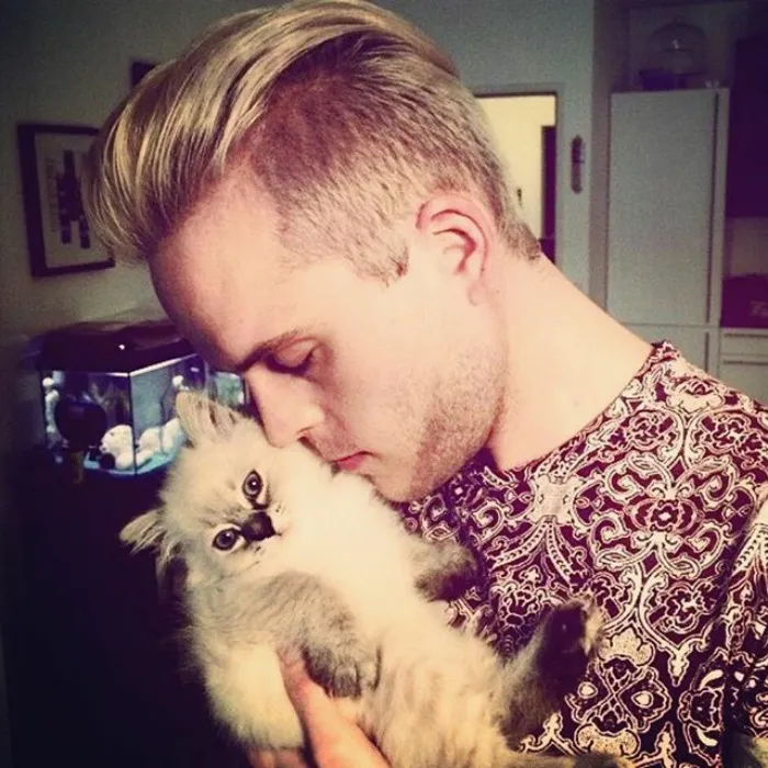 Hot Dudes With Kittens Is Still The Most Purrfect Instagram Account Ever (159 New Pics)