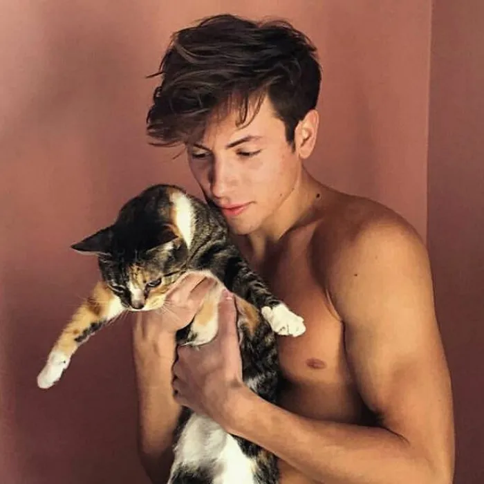 Hot Dudes With Kittens Is Still The Most Purrfect Instagram Account Ever (159 New Pics)