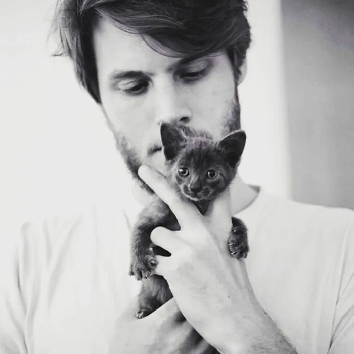 Hot Dudes With Kittens Is Still The Most Purrfect Instagram Account Ever (159 New Pics)
