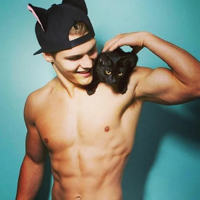 Hot Dudes With Kittens Is Still The Most Purrfect Instagram Account Ever (159 New Pics)