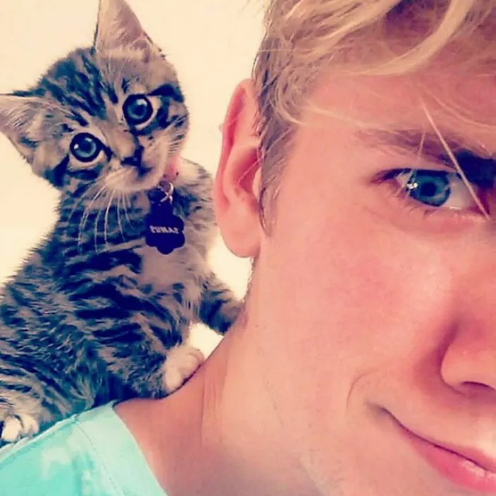 Hot Dudes With Kittens Is Still The Most Purrfect Instagram Account Ever (159 New Pics)