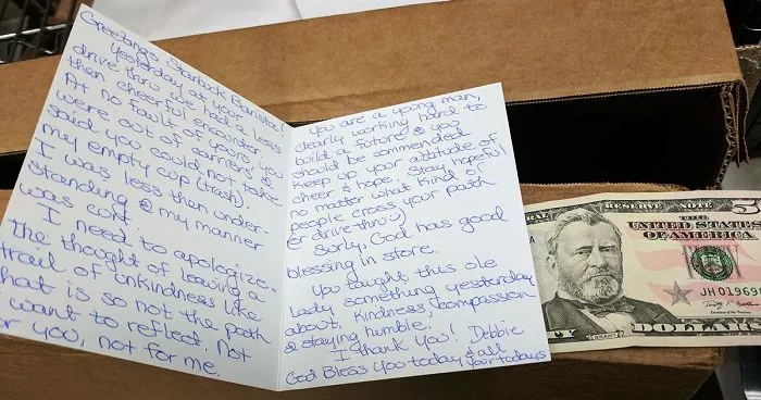 Rude Customer Irritates Drive-Thru Employee, Next Day Surprises Everyone With This Note