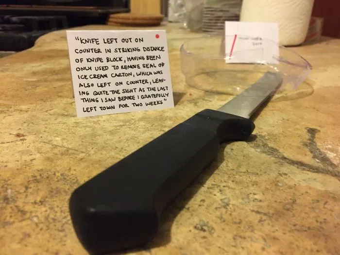 "Cuchillo abandonado en la encimera a sorprendente distancia de su sitio, usado solamente para quitar el plástico de un helado, también dejado en la encimera, siendo lo último que vi antes de irme por fin 2 semanas fuera"