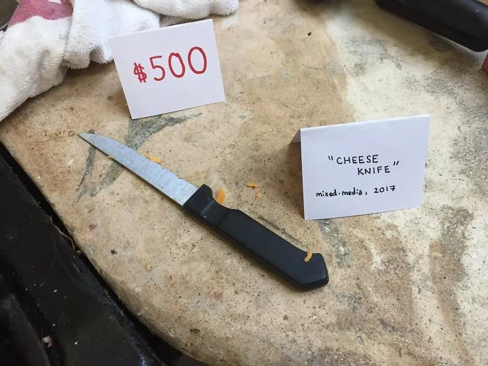 "Cuchillo tras cortar queso", técnica mixta, 2017